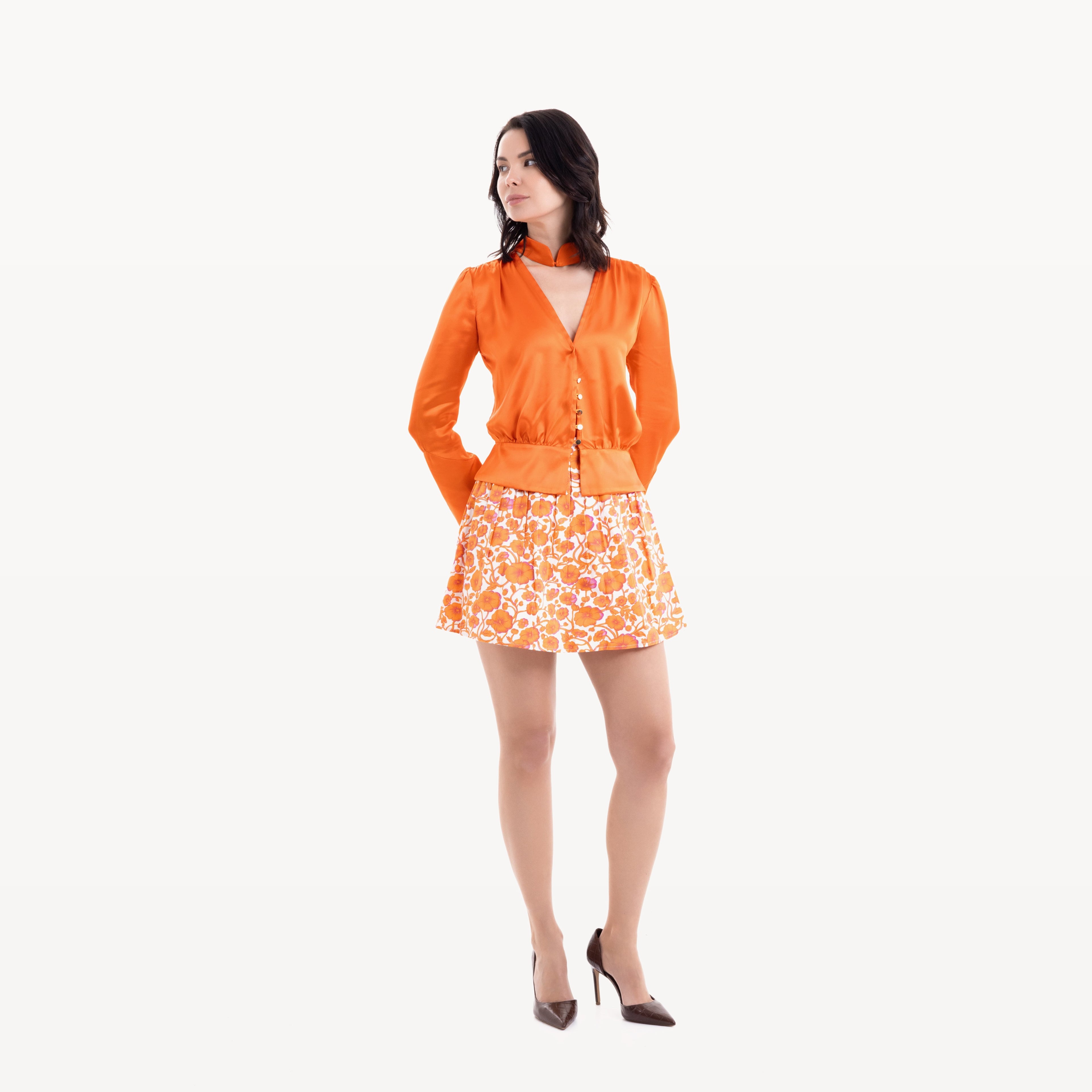 Jupe Nara imprimé fleurs oranges - face pose look